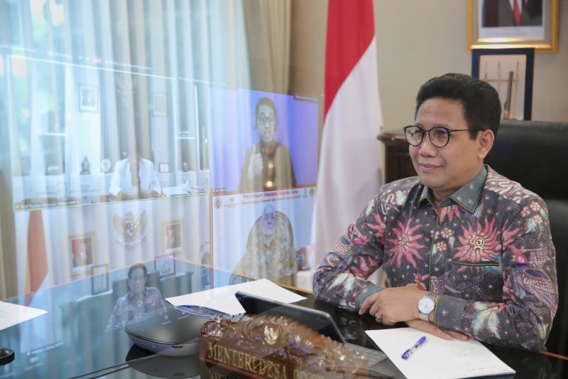 Menteri Desa, Pembangunan Daerah Tertinggal, dan Transmigrasi, Abdul Halim Iskandar bersama Wakil Presiden Indonesia ke-6 periode 1993-1998 Try Sutrisno menjadi Narasumber dalam Acara Pertemuan Nasional Kepala Desa dengan Tema 