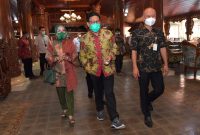 Menteri Desa, PDT, dan Transmigrasi Abdul Halim Iskandar bersama Ibu Lilik Umi Nasriyah bertemu Bupati Jepara Dian Kristiandi di Pendopo Kabupaten Jepara, Jawa Tengah, Kamis (16/9/2021). Gus Menteri mengapresiasi keberhasilan Kabupaten Jepara dalam mengatasi kemiskinan. 
Foto: Wening/Kemendes PDTT