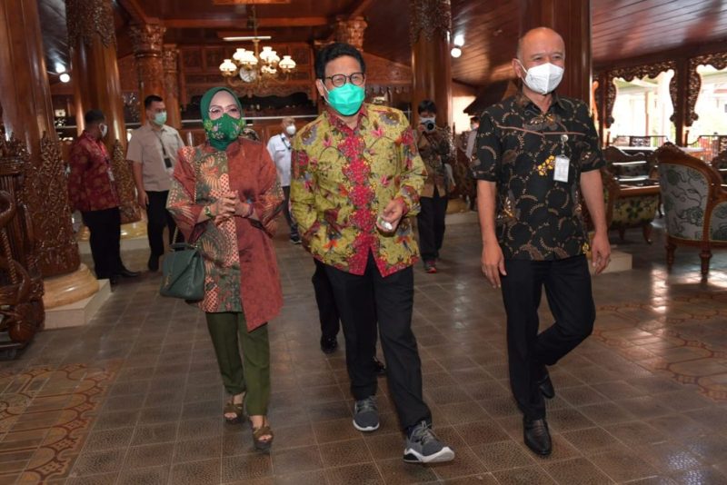 Menteri Desa, PDT, dan Transmigrasi Abdul Halim Iskandar bersama Ibu Lilik Umi Nasriyah bertemu Bupati Jepara Dian Kristiandi di Pendopo Kabupaten Jepara, Jawa Tengah, Kamis (16/9/2021). Gus Menteri mengapresiasi keberhasilan Kabupaten Jepara dalam mengatasi kemiskinan. 
Foto: Wening/Kemendes PDTT