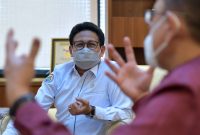Menteri Desa, PDT, dan Transmigrasi Abdul Halim Iskandar menerima Dekan Fakultas Kedokteran Universitas Indonesia Ari Fahrial Syam di Kantor Kemendes PDTT, Jakarta, Rabu (22/9/2021). Pertemuan ini membahas rencana kerja sama untuk mengirimkan dokter muda ke pelosok desa yang minim tenaga kesehatan.