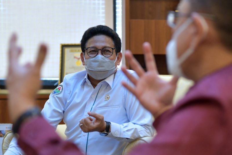 Menteri Desa, PDT, dan Transmigrasi Abdul Halim Iskandar menerima Dekan Fakultas Kedokteran Universitas Indonesia Ari Fahrial Syam di Kantor Kemendes PDTT, Jakarta, Rabu (22/9/2021). Pertemuan ini membahas rencana kerja sama untuk mengirimkan dokter muda ke pelosok desa yang minim tenaga kesehatan.