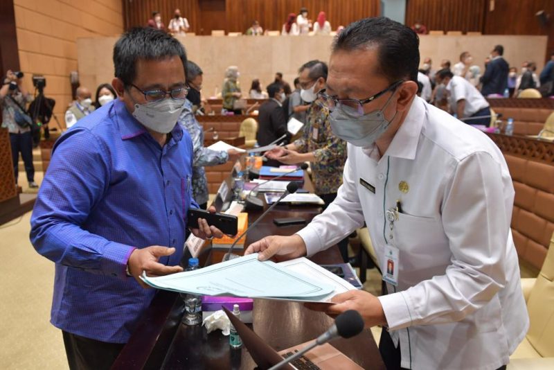 Sekretaris Jenderal Kementerian Desa, PDT, dan Transmigrasi Taufik Madjid beserta jajarannya mengikuti Rapat Dengar Pendapat dengan Komisi V DPR di Gedung Parlemen, Senayan, Jakarta, Rabu (28/9/2021). Rapat membahas sinkronisasi dan penajaman terhadap usulan, masukan, saran Komisi V DPR dalam penyusunan RKA Kementerian/Lembaga RAPBN Tahun Anggaran 2022.
Foto: Wening/Kemendes PDTT