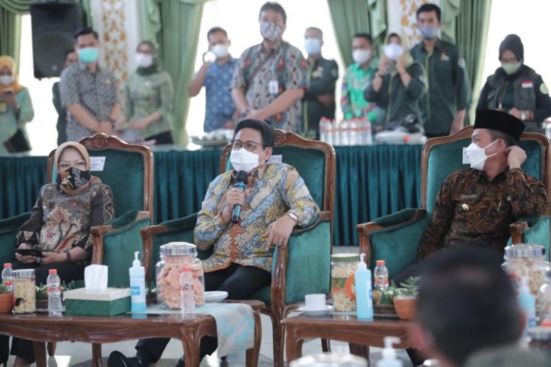 SOREANG - Menteri Desa, Pembangunan Daerah Tertinggal dan Transmigrasi Abdul Halim Iskandar, di dampingi Istri Lilik Umi Nasriyah, melakukan kunjungan kerja ke rumah dinas Bupati terkait penanganan kemiskinan Ekstrim, Kabupaten Bandung, Kamis (30/9)