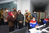 SVP Human Capital Management PT Pertamina Lelin Eprianto memberikan pemaparan kepada Menteri BUMN Erick Thohir, Komisaris Utama Pertamina Basuki Tjahaja Purnama, Direktur Utama Pertamina Nicke Widyawati saat mengunjungi ruang Pertamina Integrated Command Center di Grha Pertamina, Jumat (10/9). (Foto: Dok. Pertamina)