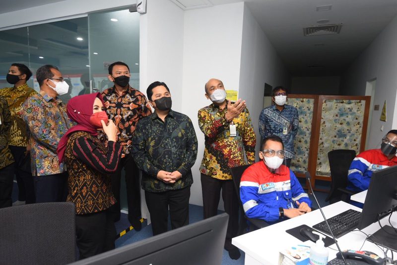 SVP Human Capital Management PT Pertamina Lelin Eprianto memberikan pemaparan kepada Menteri BUMN Erick Thohir, Komisaris Utama Pertamina Basuki Tjahaja Purnama, Direktur Utama Pertamina Nicke Widyawati saat mengunjungi ruang Pertamina Integrated Command Center di Grha Pertamina, Jumat (10/9). (Foto: Dok. Pertamina)