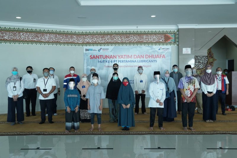 Sejumlah Pekerja Pertamina dan anak yatim berfoto bersama saat acara Santunan Yatim dan Dhuafa yang merupakan rangkaian HUT ke-8 PT Pertamina Lubricants yang diselenggarakan serentak di 3 tempat Production Unit, Jakarta, Cilacap, dan Gresik. 