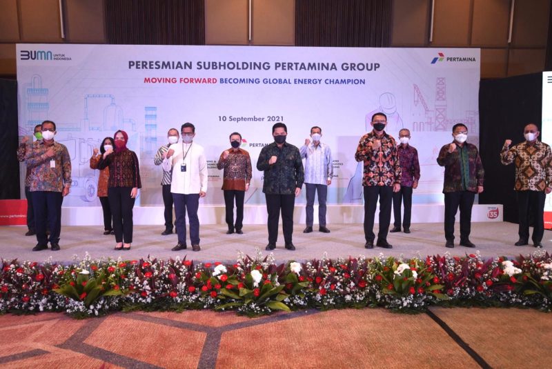 Menteri BUMN Erick Thohir, Wakil Menteri BUMN 1 Pahala N Mansury, Komisaris Utama Pertamina Basuki Tjahaja Purnama, Direktur Utama Pertamina Nicke Widyawati bersama Jajaran Komisaris Holding & Subholding Pertamina berfoto bersama saat acara Peresmian Subholding Pertamina Group” Moving Forward Becoming Global Energy Champion yang diadakan di Gedung Graha Pertamina, Jakarta pada Jumat (10/9/2021). (Foto: Dok. Pertamina)