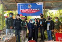 Sejumlah finalis kompetisi SMECC 2021 berfoto bersama usai memberikan pelatihan MPASI kepada salah satu Mitra Binaan Pertamina yang merupakan program kerja sama Kilang Pertamina International dengan BEM Universitas Sriwijaya di Palembang, Sumatera Selatan pada September 2021. / Fptp Dok Pertamina