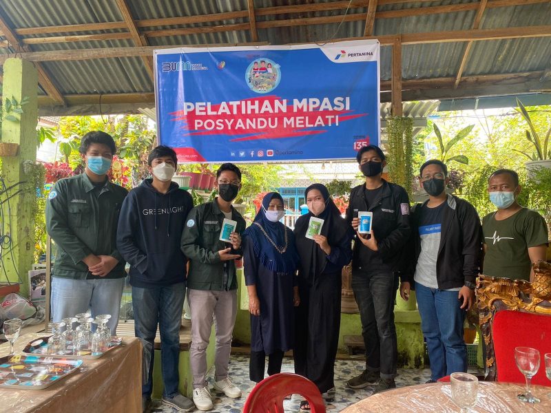 Sejumlah finalis kompetisi SMECC 2021 berfoto bersama usai memberikan pelatihan MPASI kepada salah satu Mitra Binaan Pertamina yang merupakan program kerja sama Kilang Pertamina International dengan BEM Universitas Sriwijaya di Palembang, Sumatera Selatan pada September 2021. / Fptp Dok Pertamina