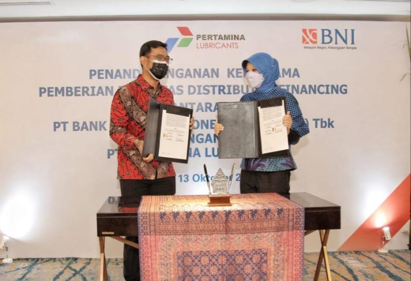 Direktur Finance & Business Support PTPL Catur Dermawan dan Pemimpin Divisi Bisnis Korporasi 2 PT Bank BNI Ditya Maharhani Harninda menunjukkan dokumen Penandatanganan Kerja Sama Pemberian Fasilitas Distributor Financing yang diselenggarakan di Jakarta / Foto Ist