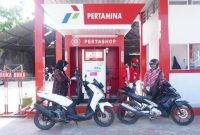 Petugas mengisi BBM ke kendaraan roda dua milik pelanggan di salah satu Pertashop, Tegal, Jawa Tengah pada Selasa (26/10/2021). (Foto: Dok. MOR IV)