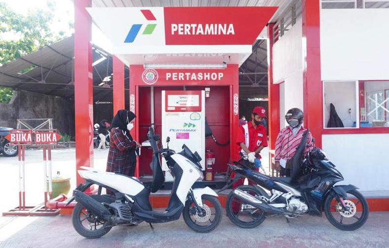 Petugas mengisi BBM ke kendaraan roda dua milik pelanggan di salah satu Pertashop, Tegal, Jawa Tengah pada Selasa (26/10/2021). (Foto: Dok. MOR IV)