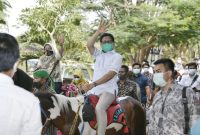 Menteri Desa, Pembangunan Daerah Tertinggal dan Transmigrasi Abdul Halim Iskandar didampingi Istri Umi Lilik Nasriyah mengunjungi destinasi wisata alam milik Desa Gosari di Kecamatan Ujungpangkah, Kabupaten Gresik, Sabtu (15/10/2021). 