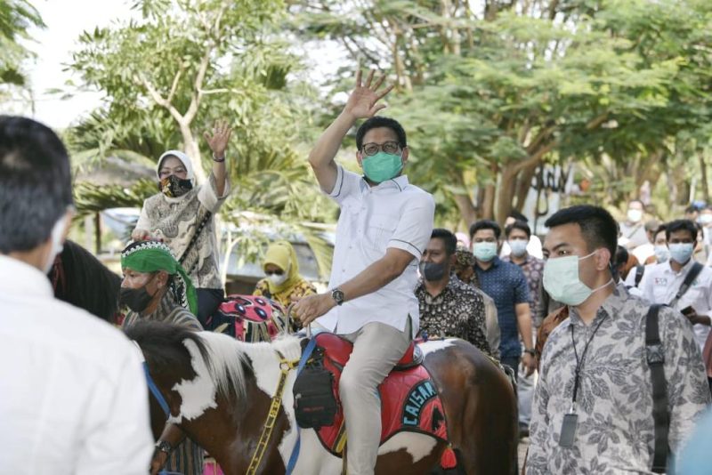 Menteri Desa, Pembangunan Daerah Tertinggal dan Transmigrasi Abdul Halim Iskandar didampingi Istri Umi Lilik Nasriyah mengunjungi destinasi wisata alam milik Desa Gosari di Kecamatan Ujungpangkah, Kabupaten Gresik, Sabtu (15/10/2021). 