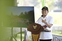 Menteri Desa, Pembangunan Daerah Tertinggal dan Transmigrasi Abdul Halim Iskandar didampingi Istri Umi Lilik Nasriyah dan Bupati Blitar Rini Syarifah, Wakil Ketua DPRD Provinsi Jatim Anik Maslachah mengunjungi Desa Kemloko mengunjungi Desa Kemloko, Kecamatan Nglegok, Provinsi Jawatimur, Blitar, Minggu (17/10/2021). 
Dalam kunjungan Tersebut Gus Menteri beserta Rombongan Melihat Sentra Budidaya Ikan Koi Kohaku dan 
meresmikan internet of think untuk budidaya ikan hias koi Kohaku /. Foto Ist
