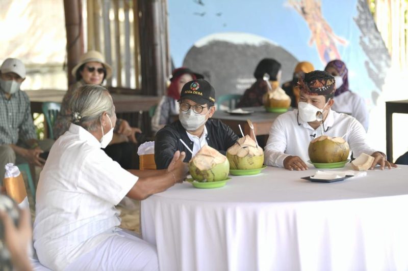 Menteri Desa, Pembangunan Daerah Tertinggal dan Transmigrasi Abdul Halim Iskandar didampingi Istri Umi Lilik Nasriyah dan Kepala BPSDM Luthfiyah Nurlela  mengunjungi Desa Adat Kutuh dan melihat Pameran BUMDes dan menyempatkan diri untuk hadir dan melepaskan peserta Pandawa Harmoni Fun Bike di Desa Kutuh. Bali, Minggu (24/10/2021). 
