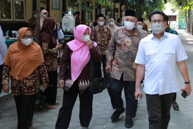 JOMBANG - Menteri Desa, Pembangunan Daerah Tertinggal, dan Transmigrasi meninjau hasil karya siswa-siswa SMK Sultan Agung Tebuireng, Jombang pada Kamis (28/10/2021). Salah satu karya tersebut adalah dendeng sapi yang dapat dipasarkan ke lingkup luas termasuk Badan Usaha Milik Desa (BUMDes). foto: Di2 Humas Kemendesa