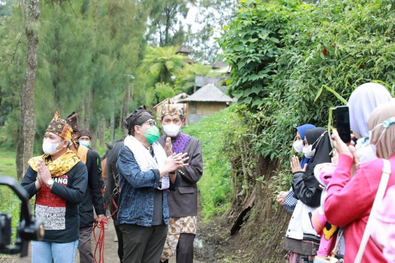 LUMAJANG - Menteri Desa, Pembangunan Daerah Tertinggal, dan Transmigrasi, Abdul Halim Iskandar melaksanakan kunjungan kerja ke desa Ranupani, Kecamatan Senduro, Kabupaten Lumajang pada Sabtu (30/10/2021). Dalam kunjungan kerja yang disambut langsung oleh Bupati Lumajang Thoriqul Haq ini, pria yang akrab disapa Gus Menteri tersebut menyapa masyarakat Tengger dan meninjau adat dan budaya setempat. Diantaranya adalah pameran sepeda gunung dan alat pendakian, gamelan, dan rumah adat. Kepada masyarakat desa, Gus Menteri berpesan untuk terus melestarikan adat dan budayanya serta berinovasi sehingga tidak ketinggalan jaman. Dalam kesempatan tersebut, ia juga meminta agar BUMDes dimanfaatkan  untuk meningkatkan kesejahteraan masyarakat setempat.  / Foto Ist