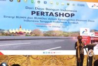 Direktur Utama Pertamina Nicke Widyawati memberikan sambutan pada acara “Sinergi BUMN dan BUMDes dalam kebangkitan Ekonomi Desa Indonesia Tangguh Indonesia Tumbuh” yang diselenggarakan di Hotel Radisson, Lampung pada Sabtu (16/10)./21)