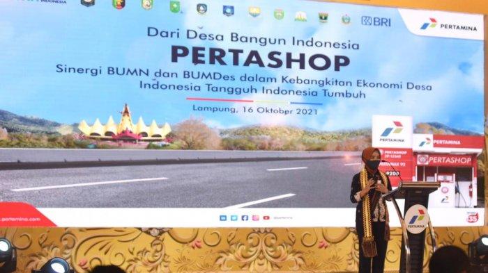 Direktur Utama Pertamina Nicke Widyawati memberikan sambutan pada acara “Sinergi BUMN dan BUMDes dalam kebangkitan Ekonomi Desa Indonesia Tangguh Indonesia Tumbuh” yang diselenggarakan di Hotel Radisson, Lampung pada Sabtu (16/10)./21)