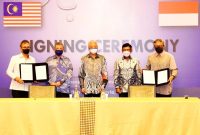 Menteri Komunikasi dan Informatika Johnny G. Plate (kedua dari kanan) dan Perdana Menteri Malaysia Datuk Seri Ismail Sabri Yakoob (tengah) menyaksikan Penandatanganan MoU Kantor Berita Indonesia dan Malaysia Perkuat Hubungan Bidang Media, di The Ritz Carlton Kuningan, Jakarta, Rabu (10/11/2021) / Foto Ist