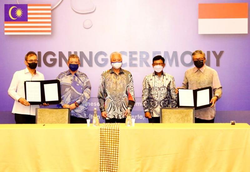 Menteri Komunikasi dan Informatika Johnny G. Plate (kedua dari kanan) dan Perdana Menteri Malaysia Datuk Seri Ismail Sabri Yakoob (tengah) menyaksikan Penandatanganan MoU Kantor Berita Indonesia dan Malaysia Perkuat Hubungan Bidang Media, di The Ritz Carlton Kuningan, Jakarta, Rabu (10/11/2021) / Foto Ist