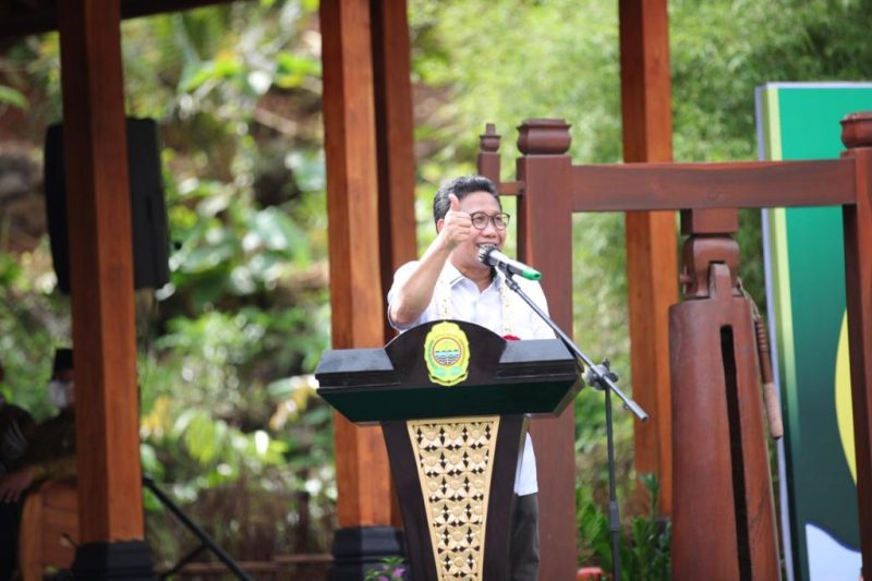 BANTUL - Menteri Desa, Pembangunan Daerah Tertinggal dan Transmigrasi Abdul Halim Iskandar bersama Nyai Lilik Umi Nashriyah, melakukan kunjungan kerja ke desa Mangunan, jogyakarta pada Jum'at (5/11).