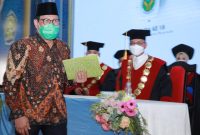 PASURUAN – Menteri Desa, Pembangunan Daerah Tertinggal dan Transmigrasi (Mendes PDTT), Abdul Halim Iskandar memberikan orasi ilmiah dalam wisuda Universitas Yudharta Pasuruan, pada Minggu (7/11/2021). foto: Didi Humas kemendes