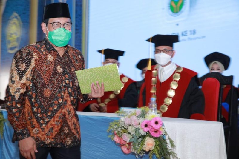 PASURUAN – Menteri Desa, Pembangunan Daerah Tertinggal dan Transmigrasi (Mendes PDTT), Abdul Halim Iskandar memberikan orasi ilmiah dalam wisuda Universitas Yudharta Pasuruan, pada Minggu (7/11/2021). foto: Didi Humas kemendes