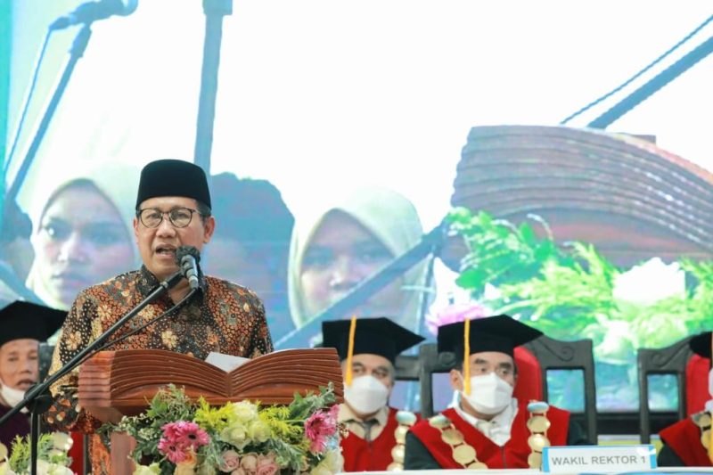 PASURUAN – Menteri Desa, Pembangunan Daerah Tertinggal dan Transmigrasi (Mendes PDTT), Abdul Halim Iskandar memberikan orasi ilmiah dalam wisuda Universitas Yudharta Pasuruan, pada Minggu (7/11/2021). foto: Didi Humas kemendes