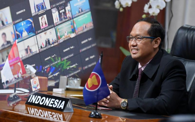 JAKARTA – Dirjen PDP Sugito mewakili Menteri Desa, Pembangunan Daerah Tertinggal, dan Transmigrasi dalam acara ASEAN Ministerial Meeting on Rural Development and Proverty Eraducation (AMMRDPE) pada Jumat (26/11/2021) 
