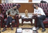 Menteri Desa, Pembangunan Daerah Tertinggal dan Transmigrasi Abdul Halim Iskandar didampingi Sekjen Kemendes PDTT Taufik Madjid dan Dirjen Pembangunan dan Pengembangan Kawasan Transmigrasi Kemendes PDTT Aisyah Gamawati menerima Audensi Bupati Pesisir Selatan di kantor Kemendes PDTT Abdul Muis, Jakarta, Senin (29/11/2021). 
