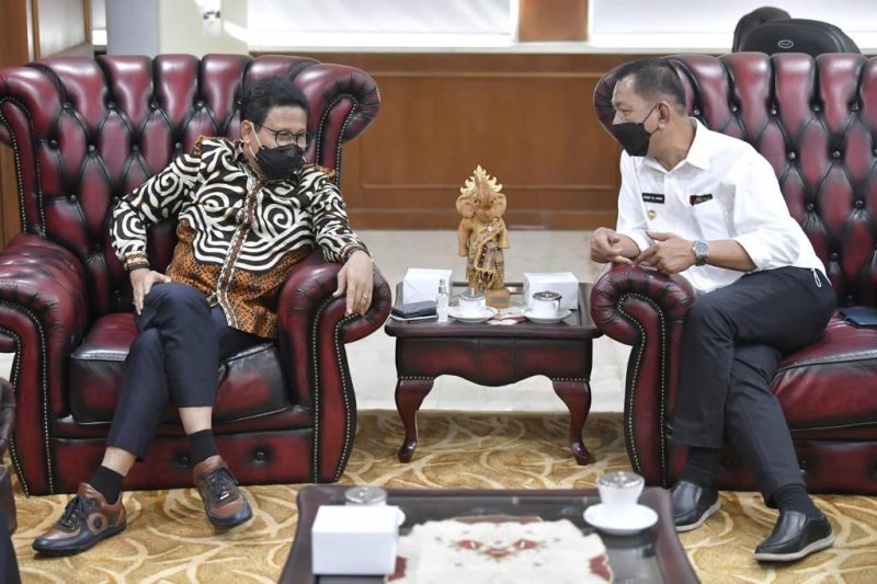 Menteri Desa, Pembangunan Daerah Tertinggal dan Transmigrasi Abdul Halim Iskandar didampingi Sekjen Kemendes PDTT Taufik Madjid dan Dirjen Pembangunan dan Pengembangan Kawasan Transmigrasi Kemendes PDTT Aisyah Gamawati menerima Audensi Bupati Pesisir Selatan di kantor Kemendes PDTT Abdul Muis, Jakarta, Senin (29/11/2021). 
