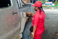 Petugas operator SPBU COCO Pertamina Rhani Horota saat mengisi BBM ke salah satu kendaraan roda empat milik konsumen di Sorong, Papua Barat / Foto Ist
