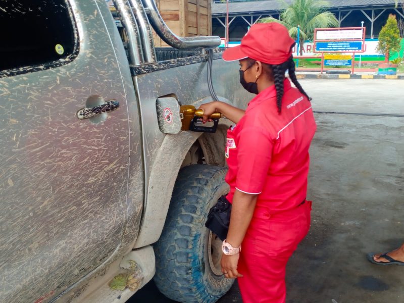 Petugas operator SPBU COCO Pertamina Rhani Horota saat mengisi BBM ke salah satu kendaraan roda empat milik konsumen di Sorong, Papua Barat / Foto Ist