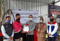 Penyerahan secara simbolis konsep sedekah menggunakan sampah menjadi beras yang merupakan program CSR Pertamina Patra Niaga Regional Kalimantan pada acara Program Kolaborasi CSR Pertamina DPPU Sepinggan Pertamina Better dan Pertamina Sehati yang diselenggarakan di Balikpapan, Kalimantan Timur pada Senin (15/11/2021). / foto Ist