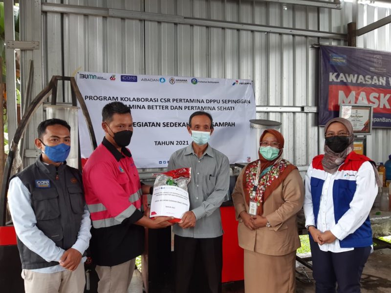 Penyerahan secara simbolis konsep sedekah menggunakan sampah menjadi beras yang merupakan program CSR Pertamina Patra Niaga Regional Kalimantan pada acara Program Kolaborasi CSR Pertamina DPPU Sepinggan Pertamina Better dan Pertamina Sehati yang diselenggarakan di Balikpapan, Kalimantan Timur pada Senin (15/11/2021). / foto Ist