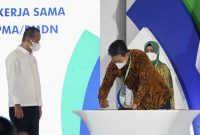 Menteri Investasi Bahlil Lahadalia menyaksikan penandatanganan kerjasama antara PMA/PMDN dengan UMKM di Hotel Mulia, Nusa Dua, Bali pada Sabtu, 18 Desember 2021. ( Foto Dok. Humas Kementerian Investasi) 