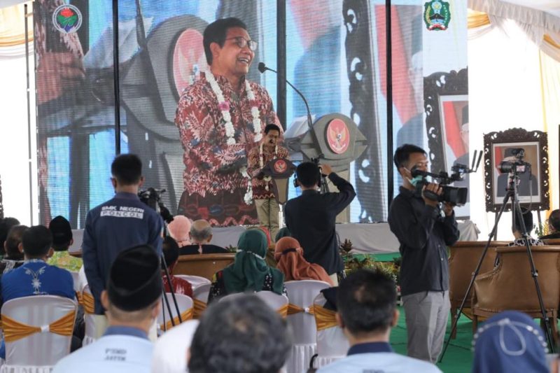 MAGETAN - Abdul Halim Iskandar Menteri Desa, Pembangunan Daerah Tertinggal, dan Transmigrasi didampinggi  isteri Lilik Umi Nasriyah melakukan kunjungan kerja di Kab Magetan Prov. Jawa Timur. Dalam Rangka Peresmian Sarana dan Prasarana Bantuan Kemendesa PDTT tahun anggaran 2021. Sabtu, 18/12/2021  Foto : Nugrah Setiadi / Ist