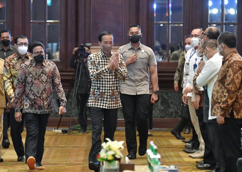 Presiden Joko Widodo didampingi Menteri Desa, PDT, dan Transmigrasi Abdul Halim Iskandar dan Menteri Kabinet Indonesia Maju membuka Peluncuran Sertifikat Badan Hukum Badan Hukum Milik Desa (BUMDes) dan Rakornas BUMDes di Jakarta, Senin (20/12/2021). ( Foto Dok Kemendes )
