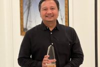 Juferson Victor Mangempis selaku Vice President Investor Relation mewakili perusahaan menerima penghargaan Asian Excellence Award 2021