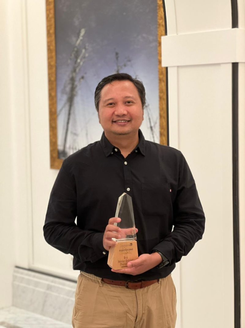 Juferson Victor Mangempis selaku Vice President Investor Relation mewakili perusahaan menerima penghargaan Asian Excellence Award 2021