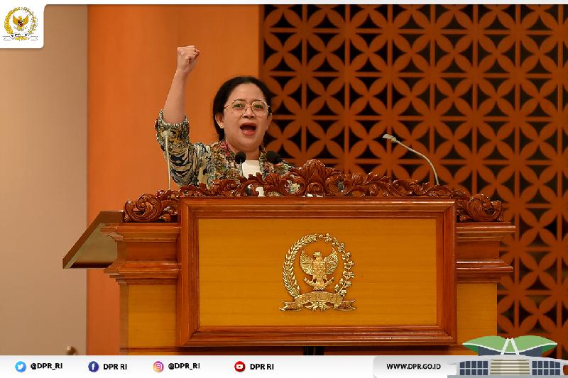 Ketua DPR RI Dr. (H.C) Puan Maharani saat berpidato di hadapan Rapat Paripurna dalam rangka pembukaan Masa Persidangan III Tahun Sidang 2021-2022. / foto ist