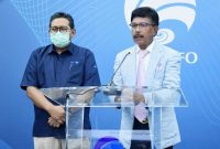 Menteri Komunikasi dan Informatika Johnny G. Plate didampingi Direktur Jenderal Sumber Daya Perangkat Pos dan Informatika, Ismail. Dalam Konferensi Pers Kekhawatiran Dampak Implementasi 5G terhadap Keselamatan Penerbangan di Kantor Kementerian Kominfo, Jakarta, Rabu (19/01/2022). 