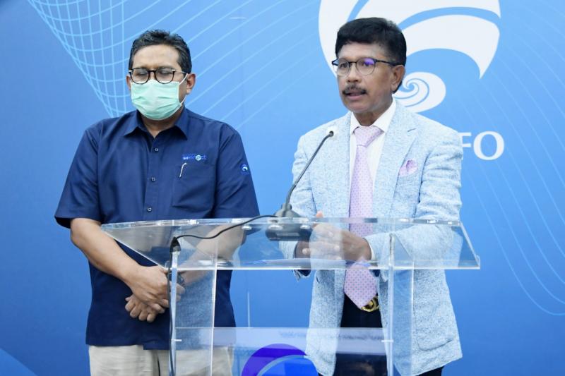 Menteri Komunikasi dan Informatika Johnny G. Plate didampingi Direktur Jenderal Sumber Daya Perangkat Pos dan Informatika, Ismail. Dalam Konferensi Pers Kekhawatiran Dampak Implementasi 5G terhadap Keselamatan Penerbangan di Kantor Kementerian Kominfo, Jakarta, Rabu (19/01/2022). 