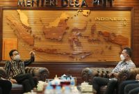 Menteri Desa, PDT, dan Transmigrasi Abdul Halim Iskandar menerima kunjungan kerja Wakil Gubernur Sumatra Utara Musa Rajekshah di Kantor Kemendes PDTT, Kamis (6/1/2022). Pertemuan ini membahas percepatan pembangunan dan pemberdayaan desa di Provinsi Sumatera Utara. 