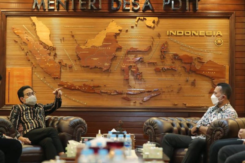 Menteri Desa, PDT, dan Transmigrasi Abdul Halim Iskandar menerima kunjungan kerja Wakil Gubernur Sumatra Utara Musa Rajekshah di Kantor Kemendes PDTT, Kamis (6/1/2022). Pertemuan ini membahas percepatan pembangunan dan pemberdayaan desa di Provinsi Sumatera Utara. 