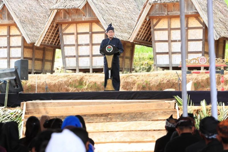 SUKABUMI - Menteri Desa, PDT, dan Transmigrasi Abdul Halim Iskandar memberikan Pidato dalam acara puncak Sewindu UU Desa di Kasepuhan Cipta Gelar. Desa Sirna Resmi. Kabupaten Sukabumi, Jumat (15/1/2022)