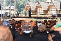 Menteri Desa, PDT, dan Transmigrasi Abdul Halim Iskandar memberikan Pidato dalam acara puncak Sewindu UU Desa di Kasepuhan Cipta Gelar. Desa Sirna Resmi. Kabupaten Sukabumi, Sabtu (15/1/2022)