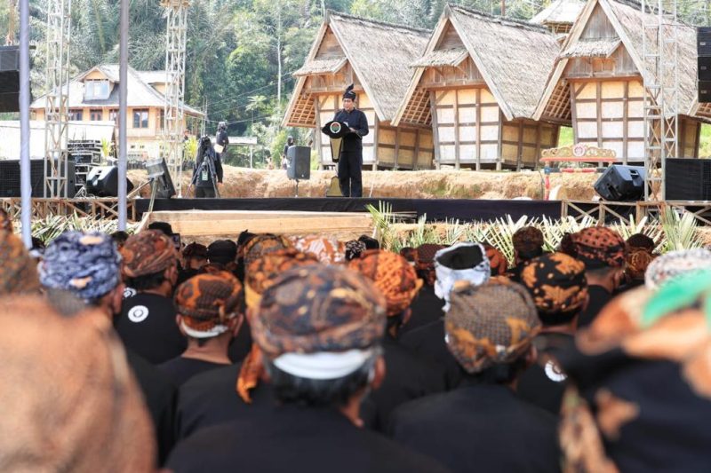 Menteri Desa, PDT, dan Transmigrasi Abdul Halim Iskandar memberikan Pidato dalam acara puncak Sewindu UU Desa di Kasepuhan Cipta Gelar. Desa Sirna Resmi. Kabupaten Sukabumi, Sabtu (15/1/2022)